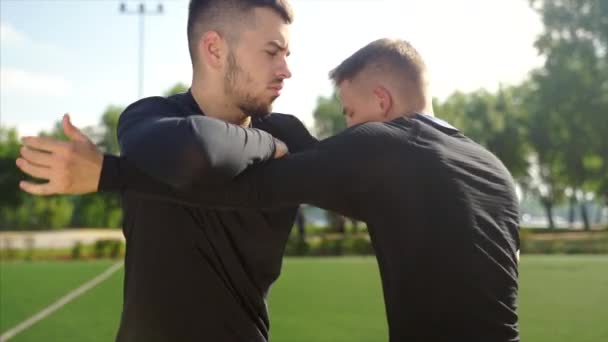 Deux combattants pratiquent les compétences de maman dans la formation — Video