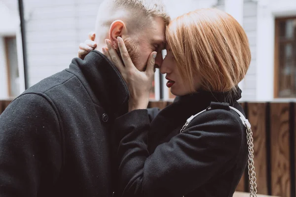 Älskare kvinna och killen på vintern promenad — Stockfoto