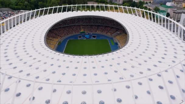 KIEV, UKRAINE - 30 JUILLET 2019 : Vue aérienne du stade olympique et de la ville de Kiev. — Video