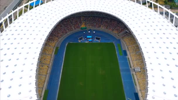 KIEV, UKRAINE - 30 JUILLET 2019 : Vue aérienne du stade olympique et de la ville de Kiev. — Video