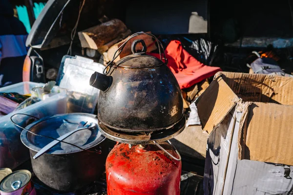 Acqua bollente sul bruciatore, cucinare cibo all'aperto sul getto di gas — Foto Stock