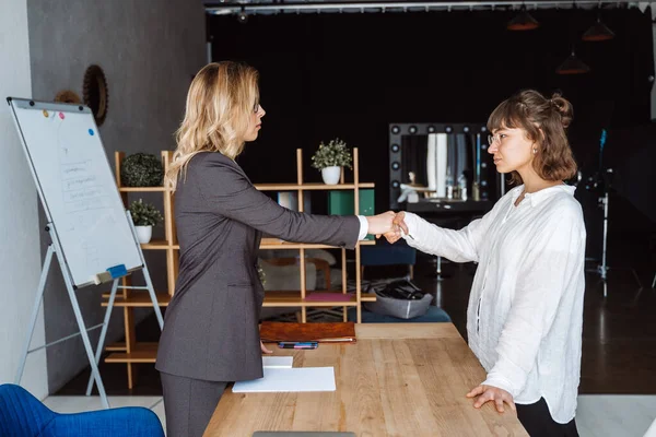 Zwei Geschäftsfrauen beim Händeschütteln im Amt — Stockfoto