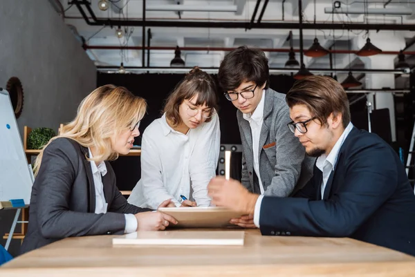 Zakenmensen die discussiëren, discussiëren tijdens vergaderingen of onderhandelen — Stockfoto