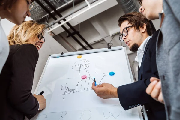Ondernemers met whiteboard bespreken strategie tijdens een bijeenkomst — Stockfoto
