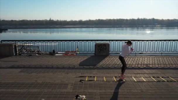 Підходить молода жінка робить кардіо-інтервал тренування . — стокове відео