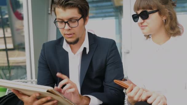 Biznesmen i businesswoman przeglądają ważne dokumenty — Wideo stockowe