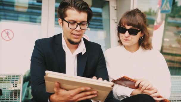 Homme d'affaires et femme d'affaires regardent les documents importants — Video