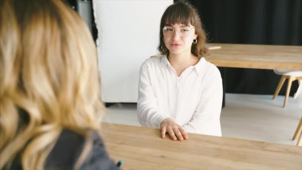 若い女性の雇用主インタビュー — ストック動画