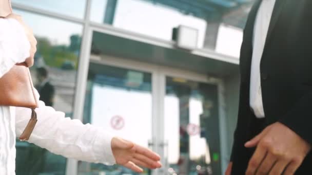 Man and woman meeting on the street and shaking hands smiling in the street — Stok video