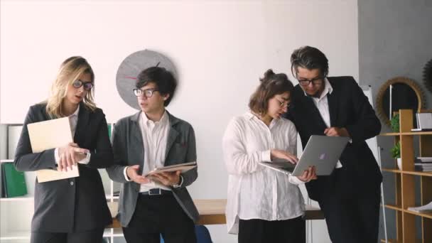 Group of business people discuss something in the office — Stok video