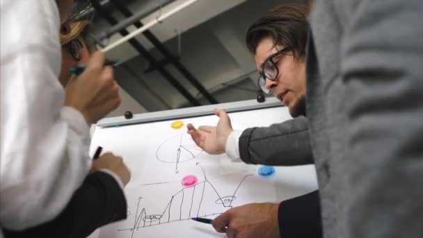 Affärsmän med whiteboard diskuterar strategi vid ett möte — Stockvideo