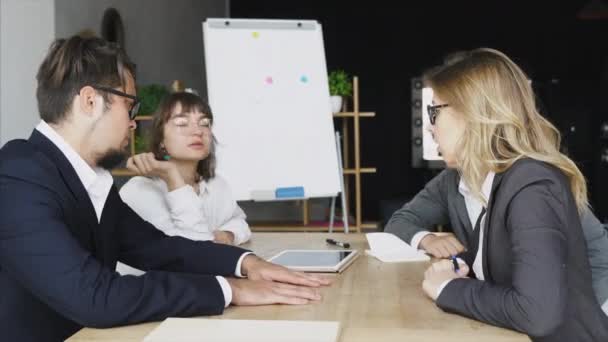 Mensen uit het bedrijfsleven met Digital Tablet die vergadering In Office — Stockvideo