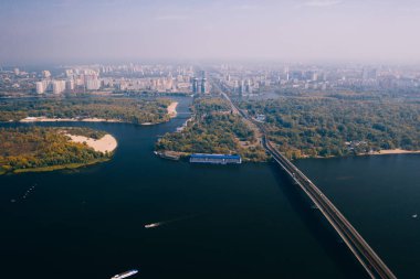Kiev 'deki köprünün üzerinden uçuş. Hava fotoğrafçılığı