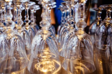 kristal cam kadehi baş aşağı, bir sürü