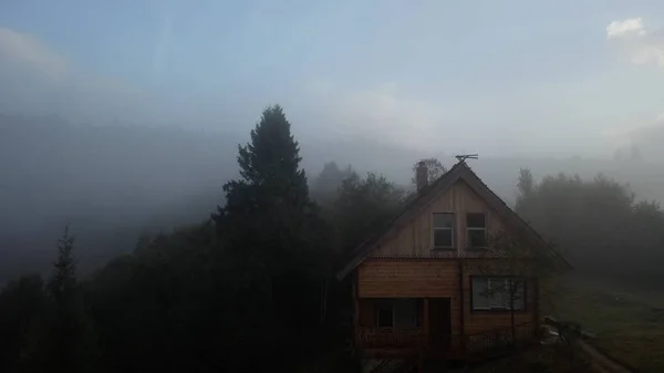 Δέντρα και σπίτι στην ομίχλη — Φωτογραφία Αρχείου