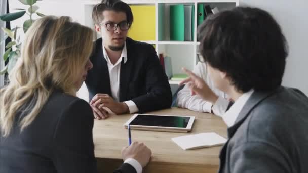 İş adamları ile dijital Tablet sahip toplantı içinde ofis — Stok video