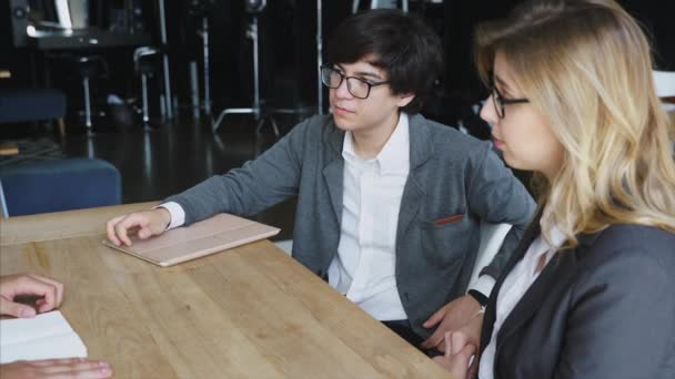 Gente de negocios con tableta digital que tiene reunión en la oficina — Vídeo de stock