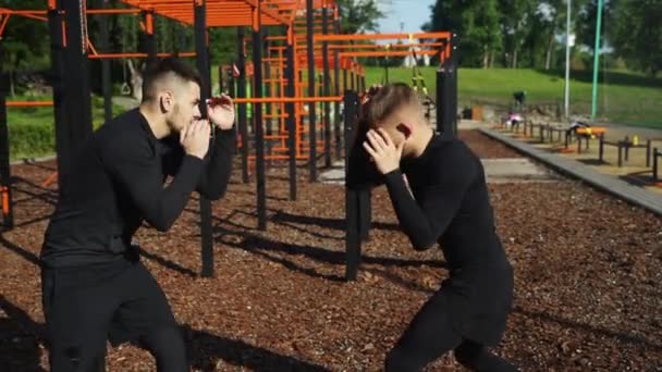 Dva dospělí kluci boxují - Cvičení na ulici cvičení — Stock video
