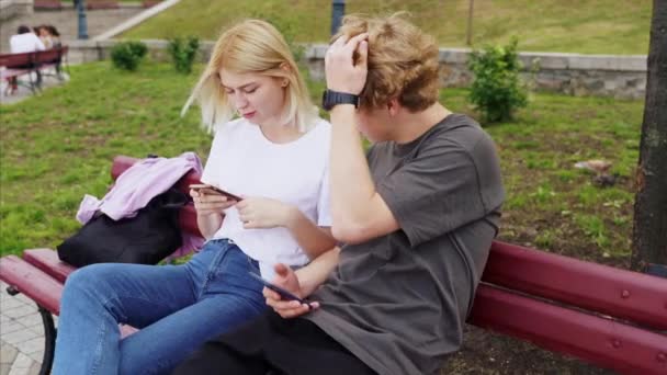 Een jongen met een meisje in de zomer in het park. — Stockvideo