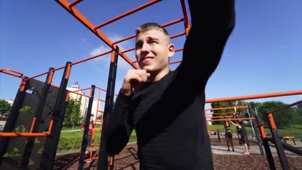 アダルトスポーツ男がボクシングをしています – ストリートワークアウトの演習を行う — ストック動画