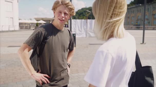 Guy and girl are stand on the street and talking — Stock Video