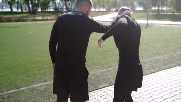 Twee vechters oefenen mma vaardigheden in training — Stockvideo