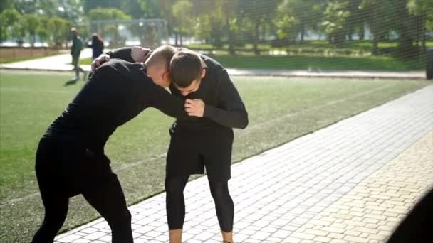 Twee vechters oefenen mma vaardigheden in training — Stockvideo