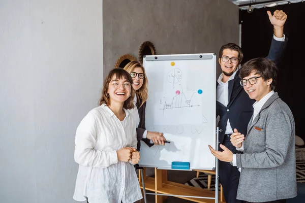 Ondernemers met whiteboard bespreken strategie tijdens een bijeenkomst — Stockfoto