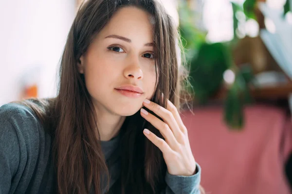 Retrato de sorrir menina hipster bonito olhando para a câmera enquanto escreve exercícios de faculdade no caderno . — Fotografia de Stock