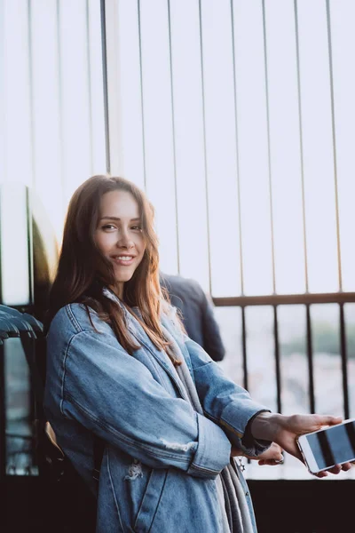 Porträtt av en ung attraktiv känslomässig flicka klädd i en trendig blå denim jacka — Stockfoto