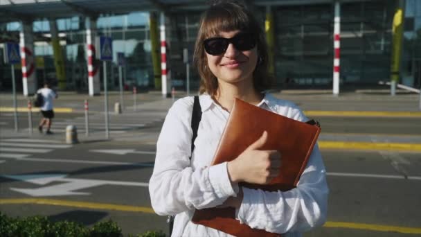 Pěkná kavkazská studentka pózující na kameru s rozkoší v časných ranních hodinách — Stock video