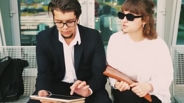 Uomo d'affari e donna d'affari guardare i documenti importanti — Video Stock