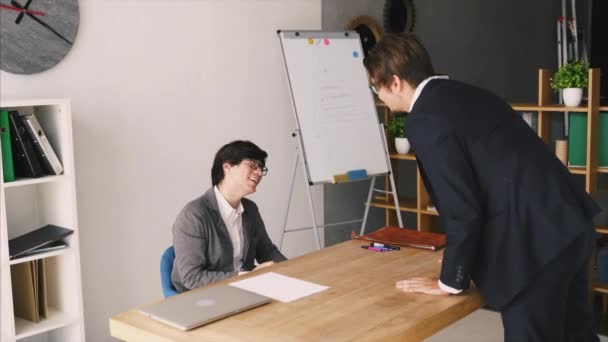 Hommes d'affaires discutant sur le lieu de travail, en désaccord sur le document — Video
