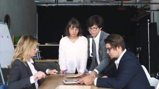 Zakenmensen praten aan het bureau om tot een aanvaardbare oplossing te komen. — Stockvideo