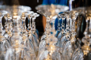 kristal cam kadehi baş aşağı, bir sürü