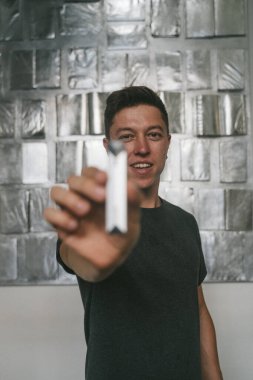 Çok gizli bilgilere sahip kötü adam kavramı. Usb momory çubuğu tutan adam.