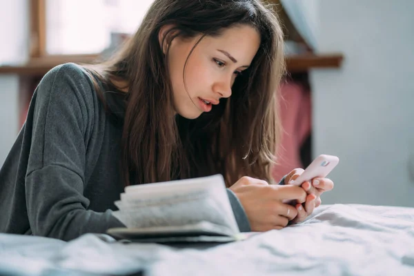 Schöne Studentin bereitet sich auf bevorstehende Prüfung vor. — Stockfoto