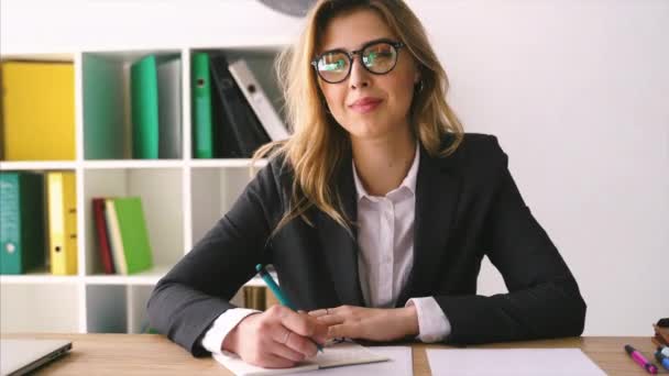 Sorriso donna d'affari seduta sulla scrivania in possesso di una penna di lavoro con i documenti firmare contratto — Video Stock