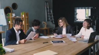 İş adamları hararetli bir tartışma ya da tartışma içindeler. Adam kağıtları fırlatıyor. İş konsepti