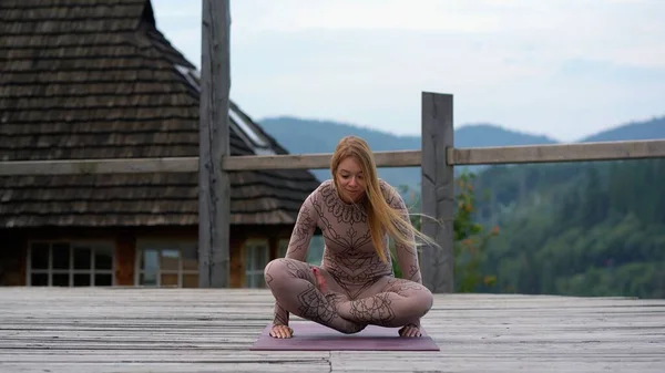 A woman sitting in lotus position at the morning on a fresh air. — 스톡 사진