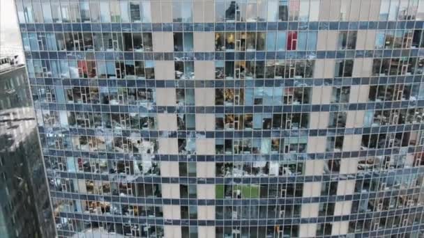 Reflexion der Straße an der Fassade eines Gebäudes aus Stahl — Stockvideo