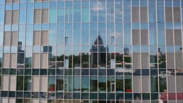 Street reflektion över glas stål byggnad fasad — Stockvideo