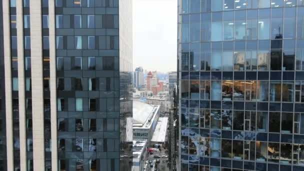 Street reflektion över glas stål byggnad fasad — Stockvideo