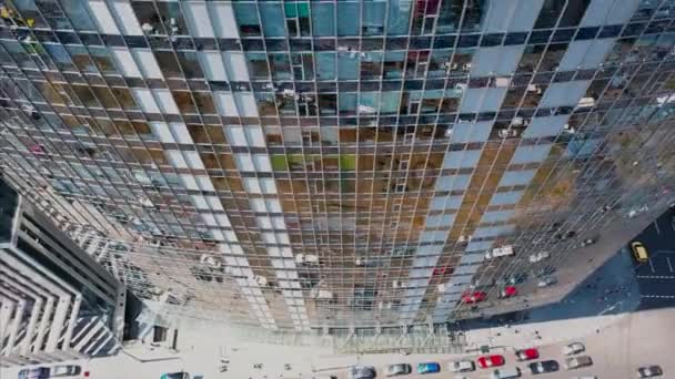 Street reflektion över glas stål byggnad fasad — Stockvideo