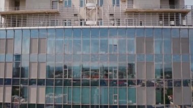 Cam çelik bina cephesinde sokak yansıması