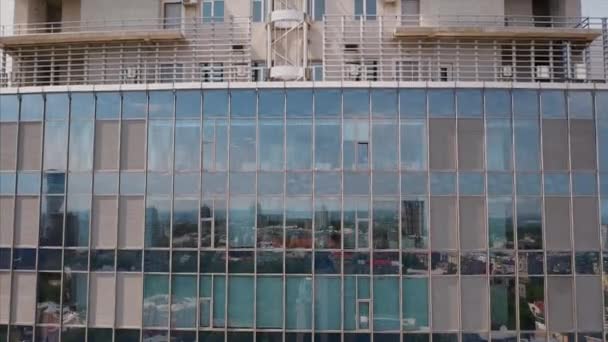 Réflexion de rue sur façade de bâtiment en acier verre — Video