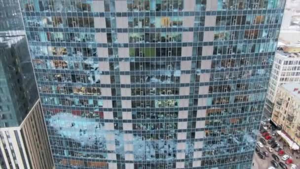 Réflexion de rue sur façade de bâtiment en acier verre — Video