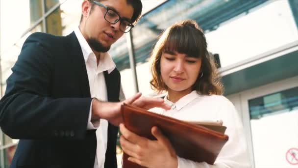 Homme d'affaires et femme d'affaires regardent les documents importants — Video