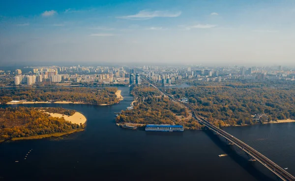 Vuelo sobre el puente en Kiev. Fotografía aérea — Foto de Stock