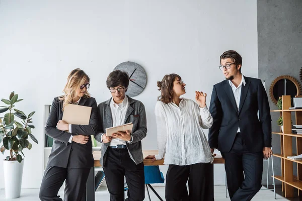 Geschäftsleute im Büro diskutieren — Stockfoto